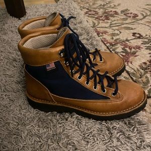 Excellent condition Danner Hiking Boots women’s 7